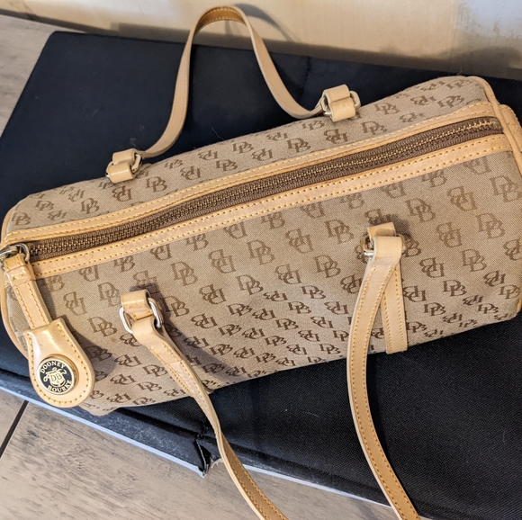 Dooney & Bourke barrel bag - Picture 2 of 14